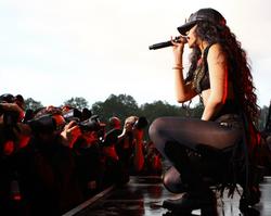th_005644423_RihannaperformsliveattheBarclaycardWirelessFestivalHydeParkLondon8.7.2012_185_122_186lo.jpg