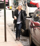 th_71545_Preppie_-_Naomi_Watts_packing_up_the_car_in_New_York_City_-_Jan._15_2010_0156_122_190lo.jpg