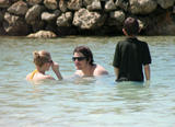 th_51439_Scarlett_Johansson_-_Jamaica_-_11_april_2006_deepatseapictures.blogspot.com_2188_122_216lo.jpg