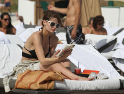 http://img209.imagevenue.com/loc348/th_531173144_Mischa_Barton_Bikini_Candids_on_the_Beach_in_Miami_December_27_2011_082_122_348lo.jpg