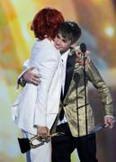 th_231929122_Rihanna2011BillboardMusicAwardsReceivingAwards_03_122_349lo.jpg