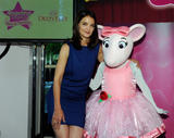 th_25103_celebrity_paradise.com_TheElder_KatieHolmes2010_06_07_AnnouncesDizzyFeetPartnership_122_398lo.jpg