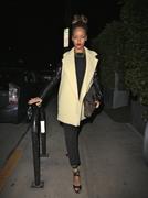 th_033987818_RihannaleavesGiorgioBaldiRestaurantinSantaMonica13.09.2011_10_122_401lo.jpg