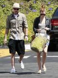 th_71541_Preppie_-_Jessica_Biel_shopping_at_Whole_Foods_in_Brentwood_-_July_4_2009_353_122_410lo.jpg