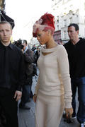 th_81736_RihannaleavesherhotelinParis7.10.2010_16_122_412lo.jpg