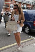 th_746463890_VanessaWhite_ArrivingattheMaidaValestudiosinLondon_June212011_By_oTTo8_122_45lo.jpg