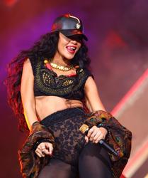 th_004662955_RihannaperformsliveattheBarclaycardWirelessFestivalHydeParkLondon8.7.2012_137_122_489lo.jpg