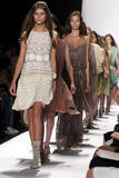 th_23694_md-fashionledge.com-ss07-rtw-newyork-w-bcbg-007-pv6sfl01_122_514lo.jpg