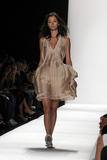 th_23538_md-fashionledge.com-ss07-rtw-newyork-w-bcbg-001-dmyfunqp_123_6lo.jpg