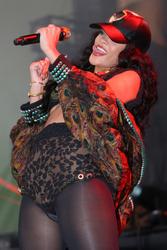 th_005498738_RihannaperformsliveattheBarclaycardWirelessFestivalHydeParkLondon8.7.2012_178_122_63lo.jpg